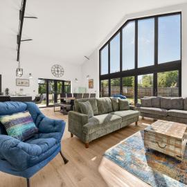 Luxury Norfolk Barn for 12 with Hot Tub , Games Room & EV Car Port, hotel in Lenwade