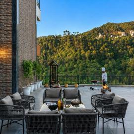 ELIVAAS Signature Panchvati Veloraa Pet-Friendly 6-BHK Apartment with Panoramic Views & Outdoor Seating, hotel in Dagshai