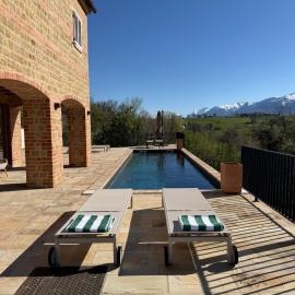 Luxury Villa in Le Marche with heated private pool, panoramic Sibillini views and airco, hotel v destinaci Gualdo di Macerata