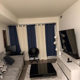 1 Room in a 2bedroom in a Modern City Condo, hotel sa Vaughan
