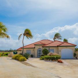 Luxurious 3BR Villa w Private Pool near Beach, hotel i Noord