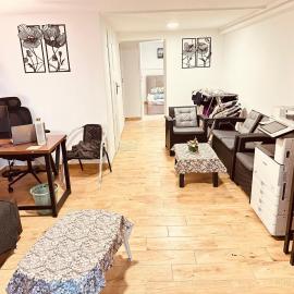 Luxury 1BR Holiday Haven 10-Min Train to Center & Airport Access