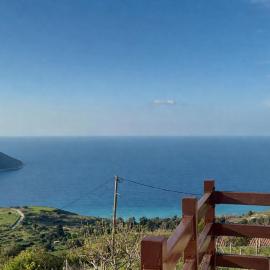 Azure Horizon - Panoramic Myrtos Sea View Apartment, hotelli kohteessa Angón