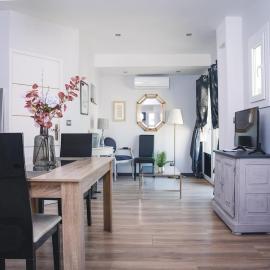 Maison annexe avec une chambre climatisation et place de stationnement