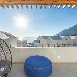 Santorini Luxury Room 1 - Private Terrace with Sea View, Parking and more, hotell sihtkohas Palasë