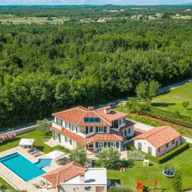 Exclusive Villa Milanni mit riesigem Pool und Jacuzzi, hotelli kohteessa Srbinjak