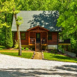 Secluded Cabin That Sleeps 12 with Loft Bunkhouse and Game Room including 86 inch TV, hotel a French Lick