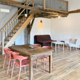 Gîte en pierre rénové - Cantal authentique, hotell sihtkohas Pers
