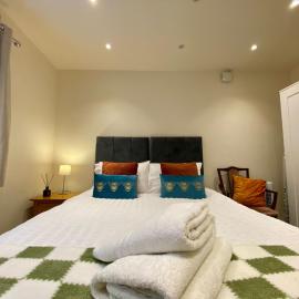 Modern 2 bed ground floor flat, hotel in Watford