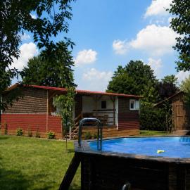 Chalet Standing de 55 m2 avec jardin clos, en bord de rivière, proche Disneyland, avec piscine et trampoline, hotel in Crécy-la-Chapelle