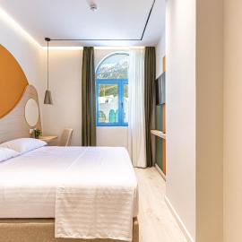Santorini Luxury Room 2 - Beach Access, Parking and more, hotell i Palasë