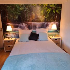chambre atypique avec terrasse entre mer et collines