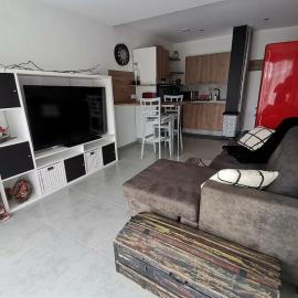Cocon paisible de 37 m2 entre lac et montagnes, hotel Dingy-Saint-Clair városában