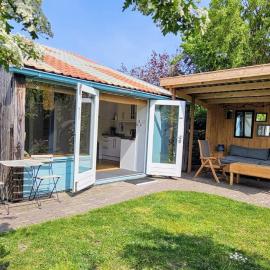 Chalet with sauna close to the sea, hotel in Noordwijk aan Zee
