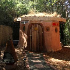 Unique Glamping Hobbit Hut at Spiritual Retreat near San Francisco, California, hotel in Geyserville