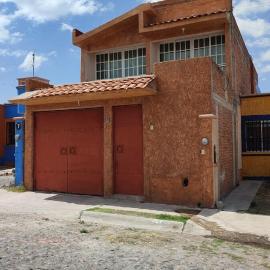 Casa amplia con 4 recamaras y 3 baños completos