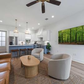 New Luxury Home - King - Central Location - Premier Host