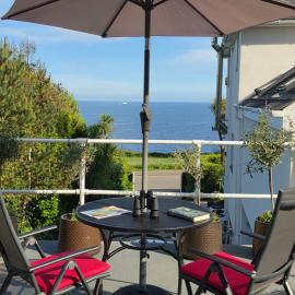Blue Hills Luxury Apartment, Bay Front with Parking, hotel in Falmouth