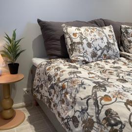 Lovely room by the sea with shared kitchen and bathroom, hotel i Hundsnes