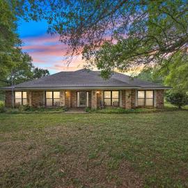 Cozy 3-Bedroom Ranch Near Lafayette, hotel em Broussard