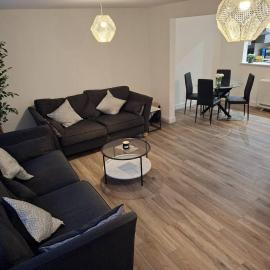 Central 3BR home with Parking, hotel in Aberdeen