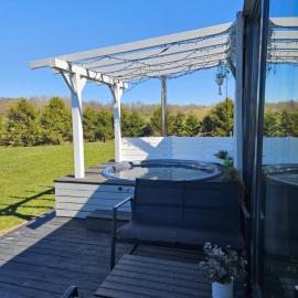 Cozy Hut with the included Hot Tub-Prime Rentals