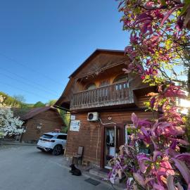Садиба "У Пані Галини" з форельним господарством, hotel in Kosiv
