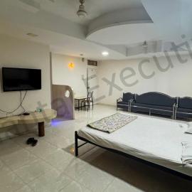 Shantai Executive Pure Veg Restaurant & Lodging, hotel in Bīr
