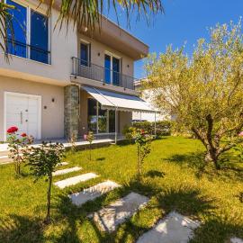 White Escape 3BR Luxury Lalzi Beach Villa by PikHost