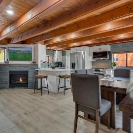Completely Renovated Charming Mountain Retreat, Hotel in Carnelian Bay