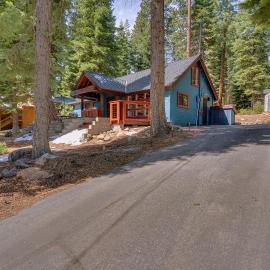 Completely Renovated Charming Mountain Retreat, hotel in Carnelian Bay