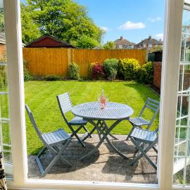 Spacious 6BR Gated Home, Sleeps 9, Private Drive, hotel in Newcastle under Lyme