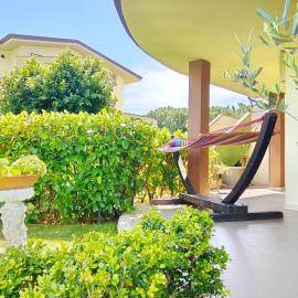 Villa Pace mare 3 minuti a piedi piano terra indipendente 3 camere free park e wifi, hótel í Villapiana