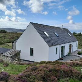 Modern, eco friendly house in Kildonan on Skye, hotel in Flashader