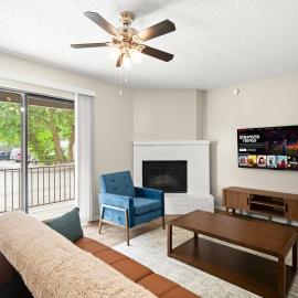 Modern 1BR Getaway With King Bed, Pool, Free Parking and Near Austin