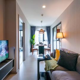 Luxurious 35 Sqm Condo with Stunning Bangkok Views, hotel in Khlong Toei