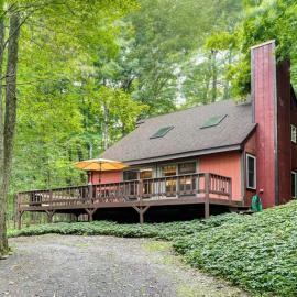 Pine Loch, sleeps 9, 3 bedroom, 2 bath, gas fire pit on deck, hotel a Pocono Pines