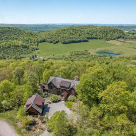 Stunning Luxury Home Direct Ski Access and Hot Tub, viešbutis mieste Makhenris
