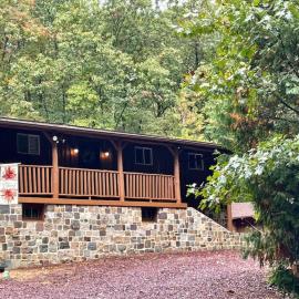 Cozy Log Cabin in Jim Thorpe, готель у місті Джим-Торп