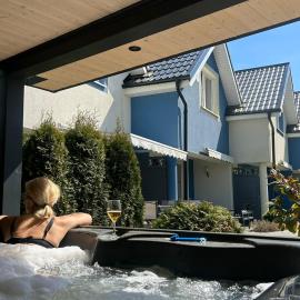 Domki Kapitańskie Lubiatowo z sauną i balią z jacuzzi, hotel in Lubiatowo