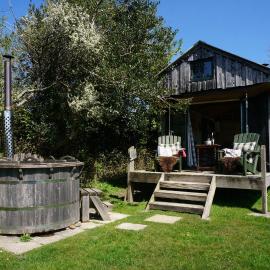 Sky View Shepherd's Huts with Woodburning Hot Tub, готель у місті Редрут