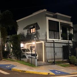 Sobrado inteligente, A C, TVs Smart e garagem, hotel in Toledo