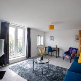 Modern 2 Bedroom First Floor Apartment, Free Parking, Woking