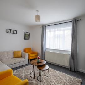 Modern Detached 4-Bedroom 2-Bath Home, Guildford, hotel in Stoughton