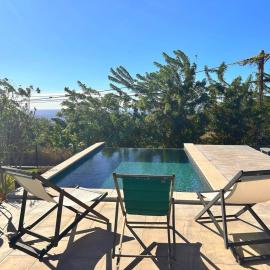 Villa avec piscine, vue mer des Caraïbes et Montagne Pelée, hotel in Le Carbet