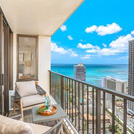 Ocean-view retreat with balcony, pool & parking, hotel a Honolulu