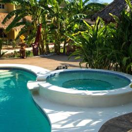 El Gordos Tropical Oasis w Pool & Near 7 Beaches, Hotel in Refundores