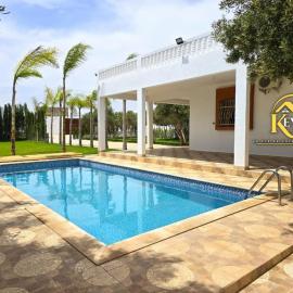 Private Villa on 3600 m2 with a Pool a Garden and a Mini Farm, hotel in Riaïna