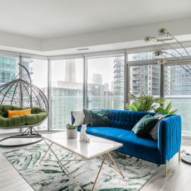 Stylish 2BRs, 2 Bath Entire Condo, Free Parking!, hotel en Toronto