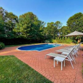 Hamptons 4BR Oasis with Heated Pool, Hot Tub and Beach, hotel sa Hampton Bays
